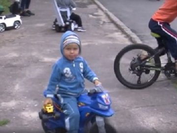 У луцькому дворі діти граються впритул до дороги. ВІДЕО