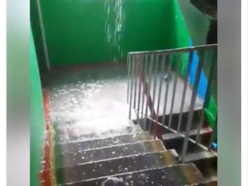 Прорвало трубу: у ковельському багатоквартирному будинку затопило під'їзд. ВІДЕО