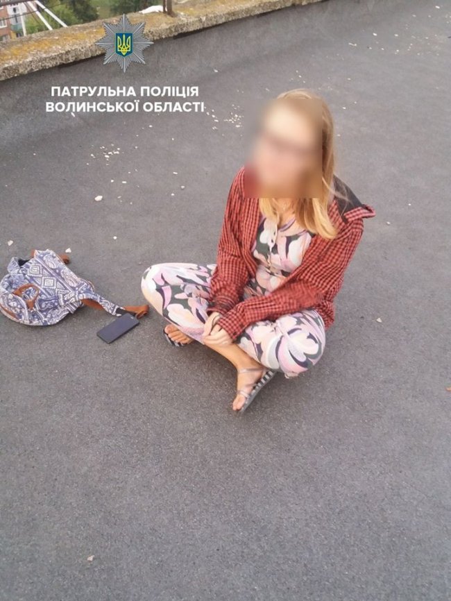 У Ковелі дівчина ледь не стрибнула з даху багатоповерхового будинку. ФОТО
