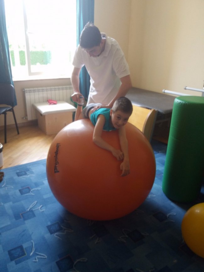 Волинянка просить допомогти 10-річному сину стати на ноги