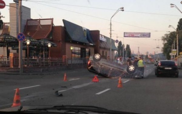 У Києві Renault влетів у легковик і приземлився на дах. ФОТО