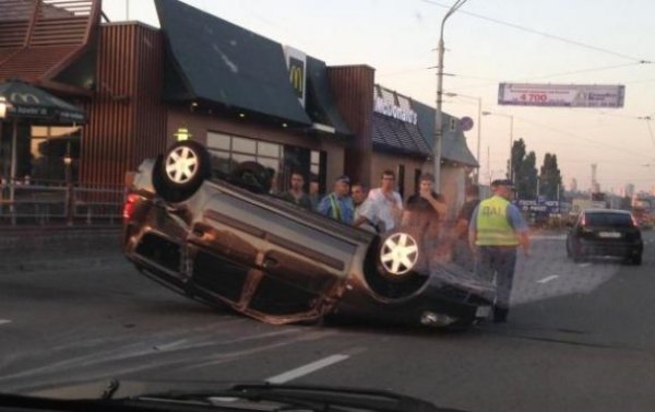 У Києві Renault влетів у легковик і приземлився на дах. ФОТО