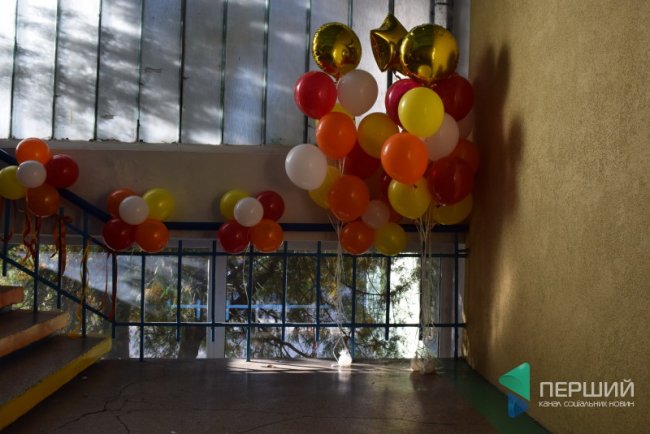 Як луцькі школярі оригінально привітали вчителів. ФОТО