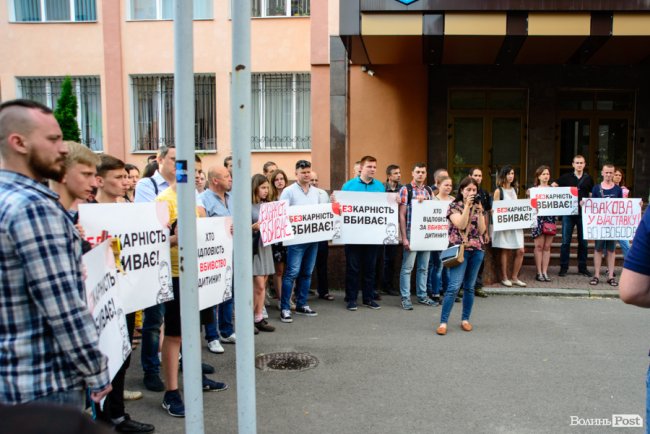 «Безкарність вбиває»: лучани влаштували мітинг біля управління поліції через смерть 5-річного хлопчика