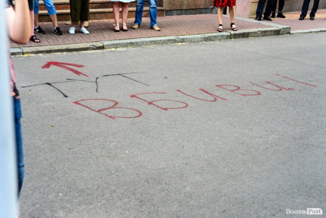 «Безкарність вбиває»: лучани влаштували мітинг біля управління поліції через смерть 5-річного хлопчика