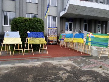 Cтяги з Євромайдану, АТО і ООС: у місті на Волині презентували колекцію прапорів. ФОТО