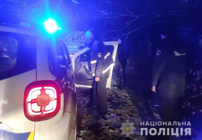 Хотів незаконно провезти деревину: на Волині чоловік намагався підкупити поліцейського 1000 гривень