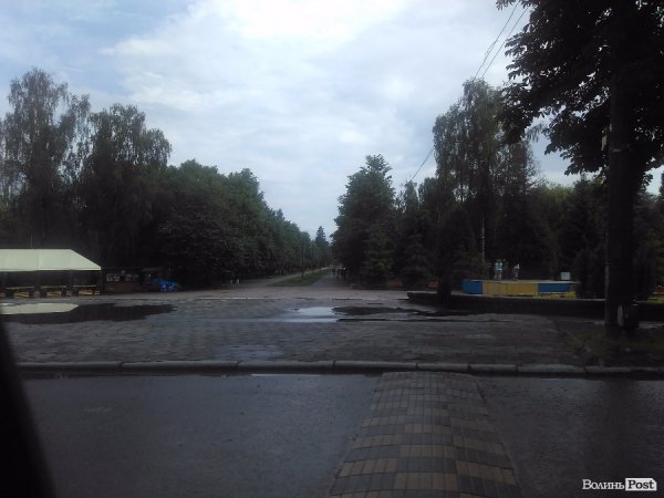 Сьогодні дощовий Луцьк. ФОТОРЕПОРТАЖ