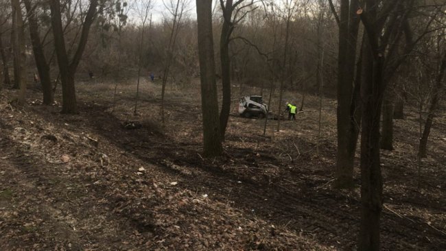 У Луцьку розчищають зелену зону біля центрального парку. ФОТО