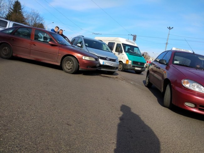 Ранкова аварія у Луцьку: на кільці стукнулися Volkswagen та Opel