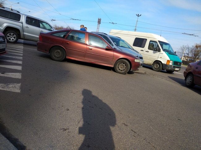 Ранкова аварія у Луцьку: на кільці стукнулися Volkswagen та Opel