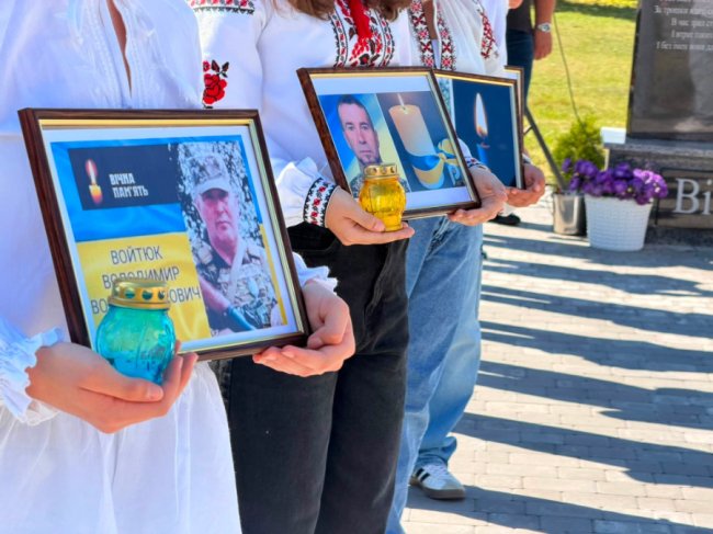 У гімназії на Волині відкрили пам'ятний знак 18 загиблим випускникам. ФОТО