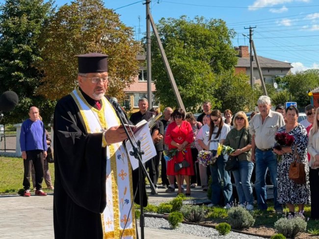 У гімназії на Волині відкрили пам'ятний знак 18 загиблим випускникам. ФОТО