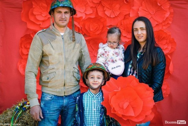 На благодійній фотосесії у Луцьку зібрали кошти для військових. ФОТО