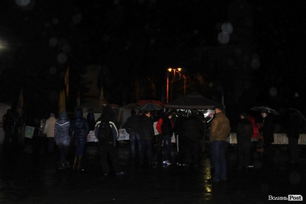 Вечірній Євромайдан у Луцьку. ФОТО