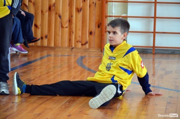 Бігали, раділи, вболівали: у Ковелі школярі змагалися на святкових «Веселих стартах»