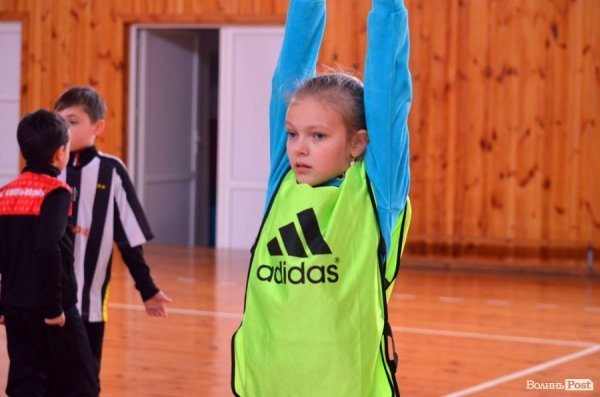 Бігали, раділи, вболівали: у Ковелі школярі змагалися на святкових «Веселих стартах»