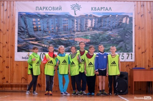 Бігали, раділи, вболівали: у Ковелі школярі змагалися на святкових «Веселих стартах»