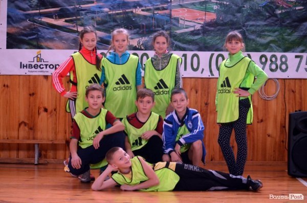 Бігали, раділи, вболівали: у Ковелі школярі змагалися на святкових «Веселих стартах»