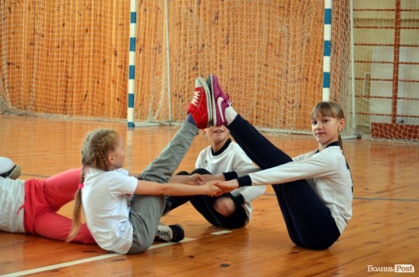Бігали, раділи, вболівали: у Ковелі школярі змагалися на святкових «Веселих стартах»