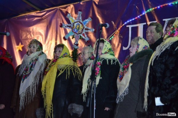 Щедрування на Євромайдані в Луцьку: фаєр-шоу, політичний вертеп і танці. ФОТО