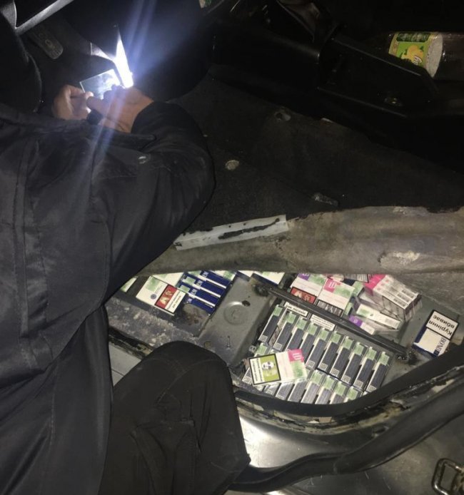 На Волині зловили винахідливого контрабандиста, який заховав цигарки у газовому балоні