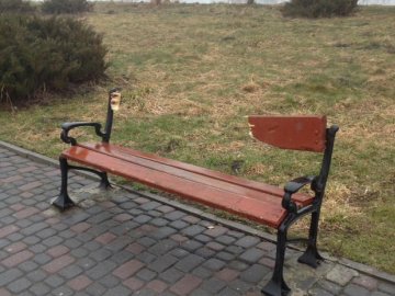 У Ковелі вандали розтрощили лавку в парку