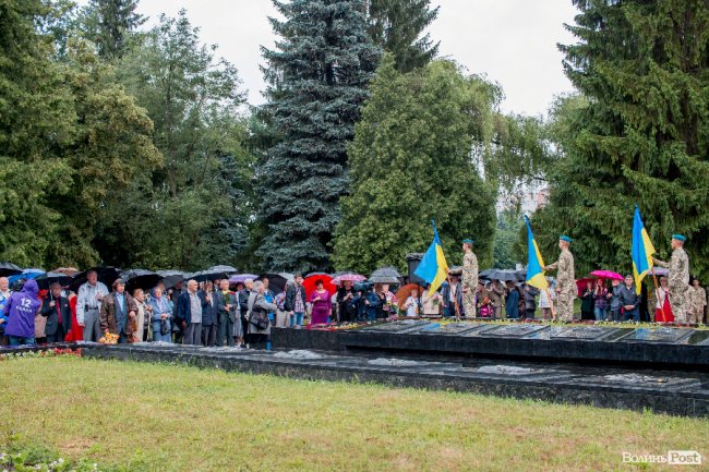 Скорбота і квіти: у Луцьку вшанували жертв війни. ФОТО