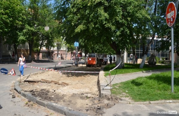 Біля «Буратіно» обіцяють покласти бруківку