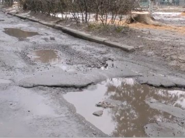 Обіцяють зробити уже 17 років: лучанин-візочник просить відремонтувати зруйнований двір. ВІДЕО