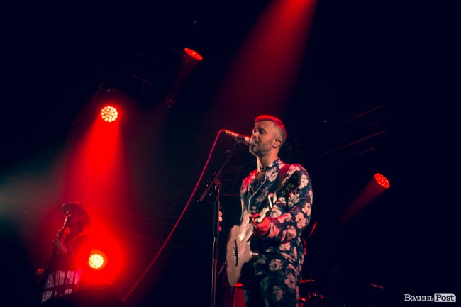 Квітчаста піжама, босі ноги і сотні «дякую»: у Луцьку – «майже квартирник» Бабкіна. ФОТО