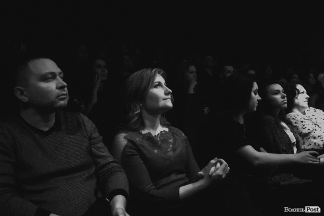 Квітчаста піжама, босі ноги і сотні «дякую»: у Луцьку – «майже квартирник» Бабкіна. ФОТО