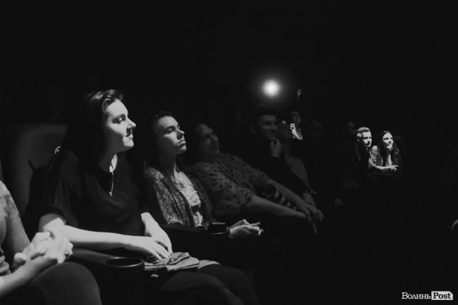 Квітчаста піжама, босі ноги і сотні «дякую»: у Луцьку – «майже квартирник» Бабкіна. ФОТО