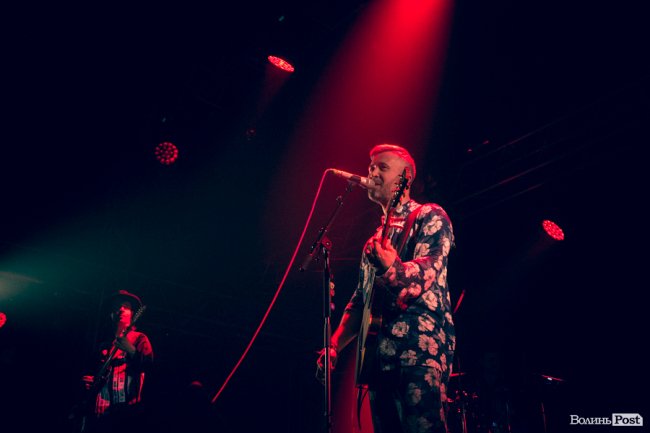 Квітчаста піжама, босі ноги і сотні «дякую»: у Луцьку – «майже квартирник» Бабкіна. ФОТО