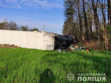 На Житомирщині через втому водія перевернулися дві фури: загинув волинянин. ФОТО