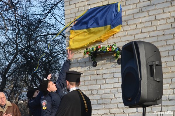 На будинку, в якому жив загиблий в АТО лучанин Віталій Махновець, відкрили пам’ятну дошку.ФОТО