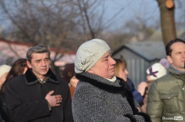 На будинку, в якому жив загиблий в АТО лучанин Віталій Махновець, відкрили пам’ятну дошку.ФОТО