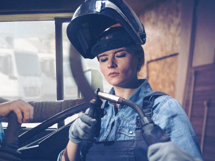 Слюсарки, трактористки та кранівниці: 39 волинянок освоюють стереотипно чоловічі професії