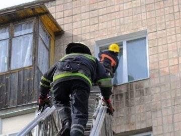 У Луцьку пожежа: п’яний мешканець квартири заснув з запаленою цигаркою. ФОТО 