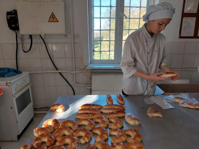 Студенти з Волині передали воїнам на Схід власноруч спечені пиріжки 