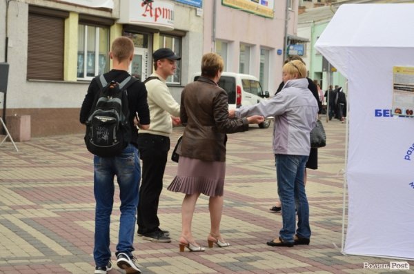 Із цигарками у Луцьку боролися цукерками та розвагами. ФОТО