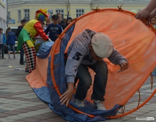 Із цигарками у Луцьку боролися цукерками та розвагами. ФОТО
