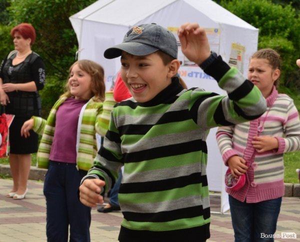 Із цигарками у Луцьку боролися цукерками та розвагами. ФОТО