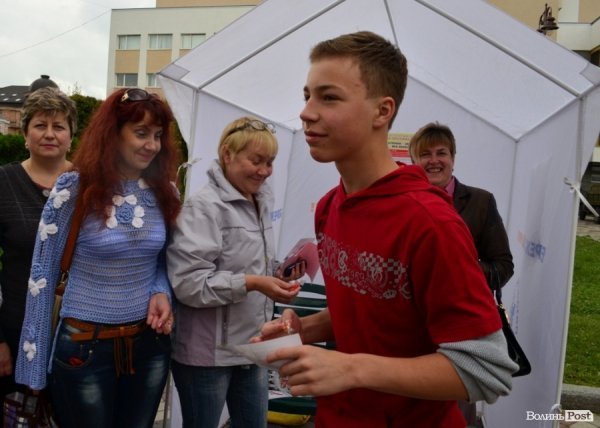 Із цигарками у Луцьку боролися цукерками та розвагами. ФОТО