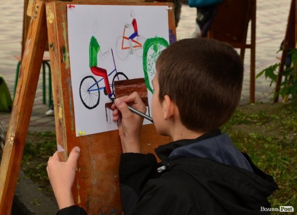 Із цигарками у Луцьку боролися цукерками та розвагами. ФОТО