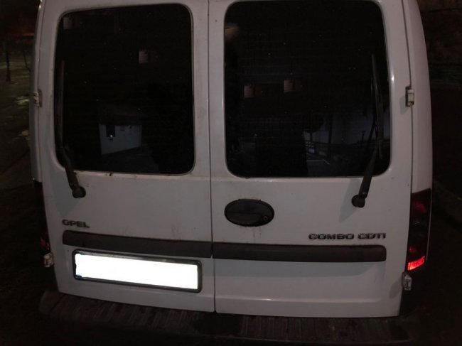 На волинському митному посту в автівці знайшли незаконний одяг. ФОТО