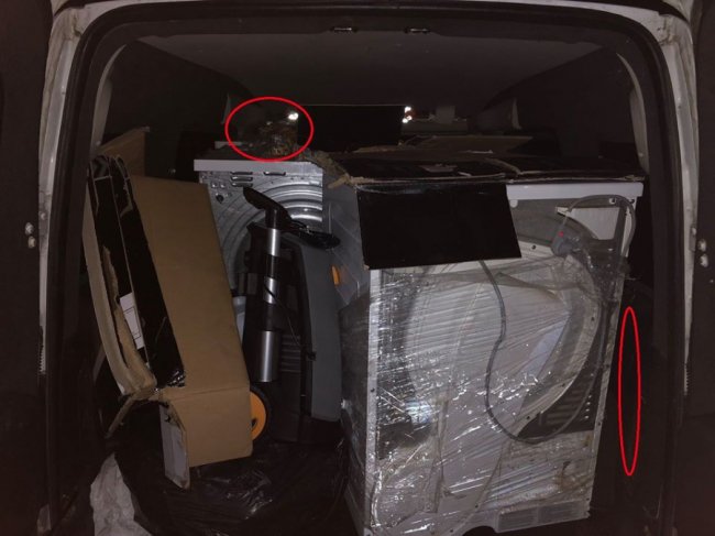 На волинському митному посту в автівці знайшли незаконний одяг. ФОТО