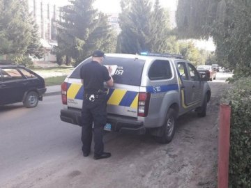 Аварія в Луцьку: п'яних неадекватів діставали силоміць через багажник. ФОТО