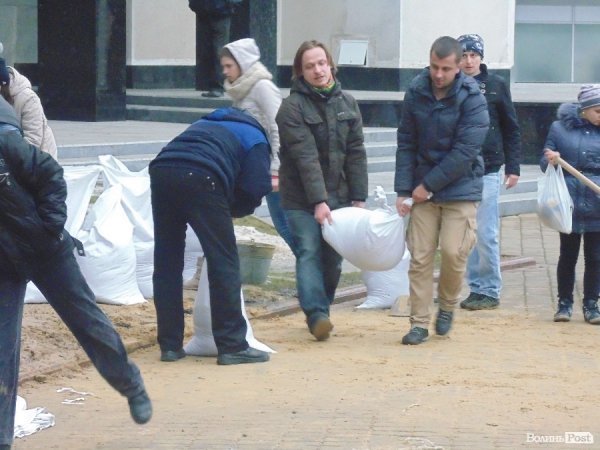 Опозиція хазяйнує у «білому домі». ФОТО