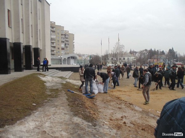 Опозиція хазяйнує у «білому домі». ФОТО